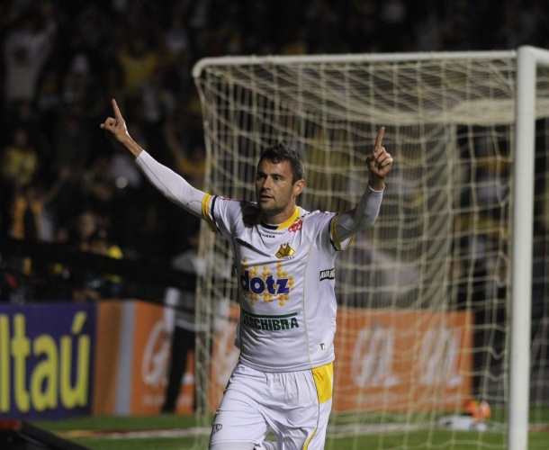 Atacante acerta saída do Criciúma