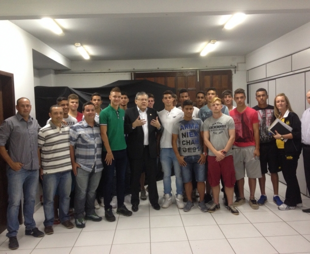 Atletas da base participam da palestra de Milton Neves