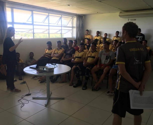 Atletas da base participam de palestra sobre educação sexual