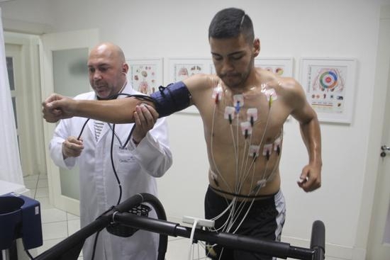 Atletas passam por exames cardiológicos