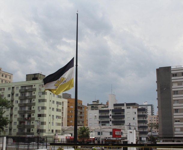 Bandeirão a meio mastro para homenagear Mário Ribeiro