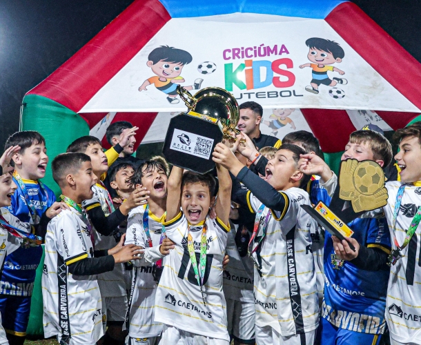 Base Carvoeira conquista título invicto no Criciúma Kids Sub-10