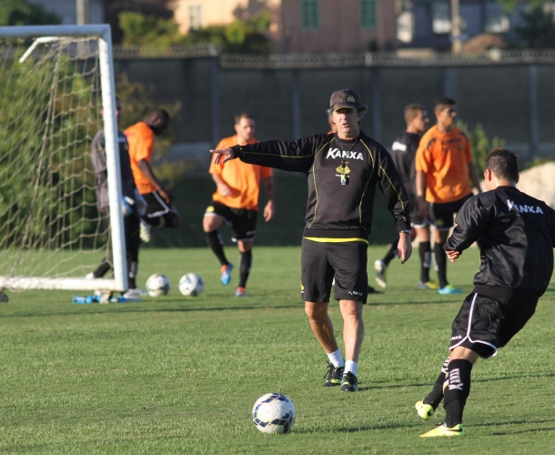 Caio Júnior promove coletivo no CT