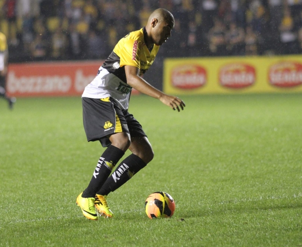 Cassiano aprova estreia como titular