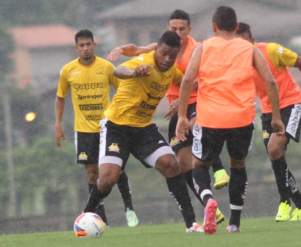 Com forte chuva, Tigre faz coletivo no CT