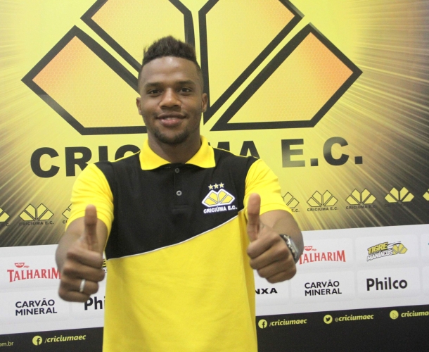 Criciúma apresenta atacante Perea