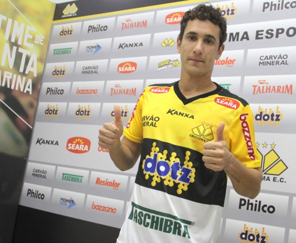 Criciúma apresenta o meia Higor