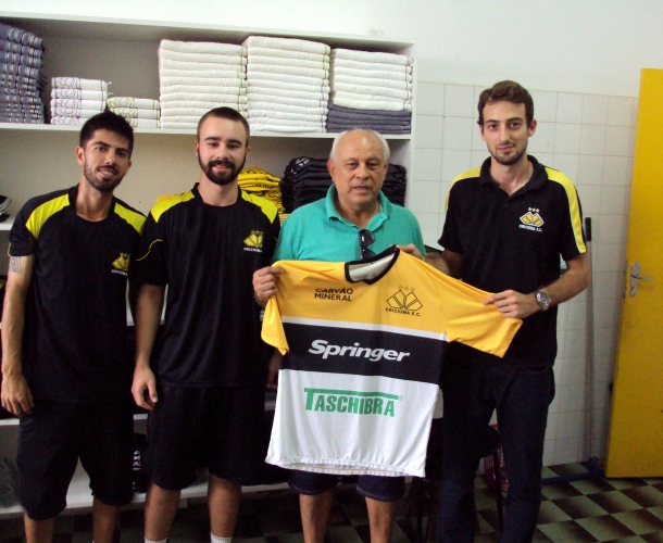 Tigre doa uniformes ao time master