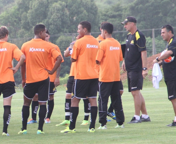 Criciúma encara clássico em Florianópolis
