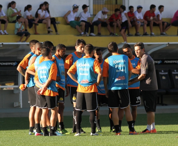 Criciúma enfrenta o Atlético-PR