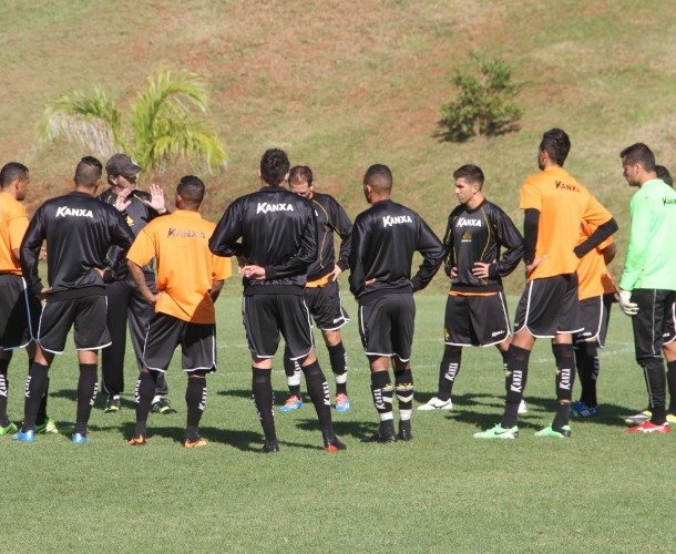 Criciúma enfrenta o Goiás