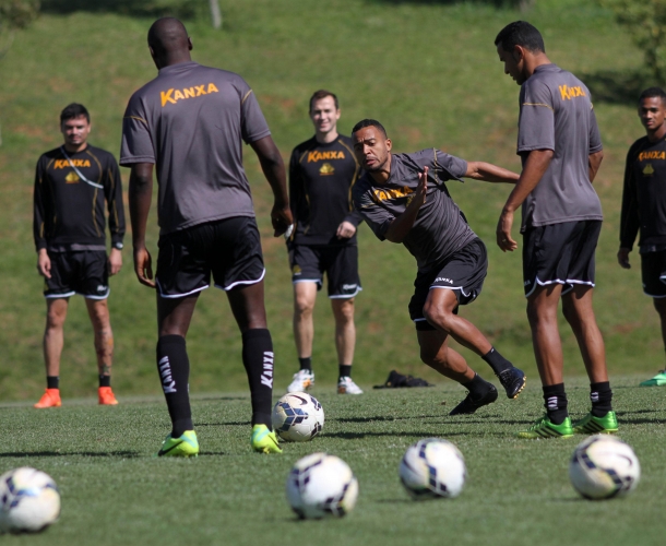Criciúma enfrenta o Internacional
