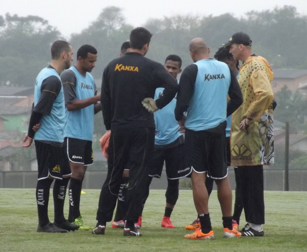 Criciúma enfrenta o Goiás