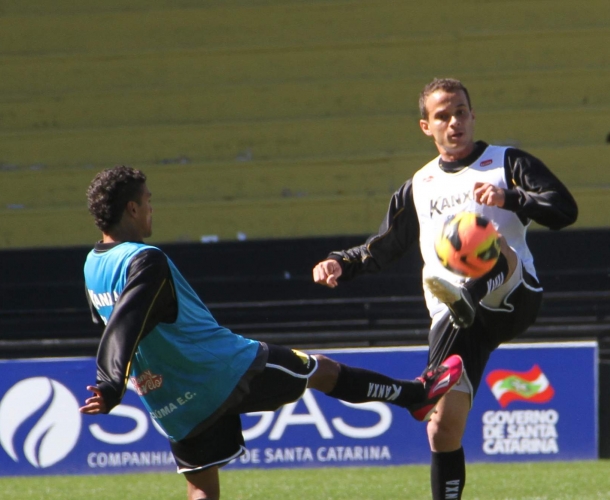 Criciúma faz duelo contra o Atlético-PR