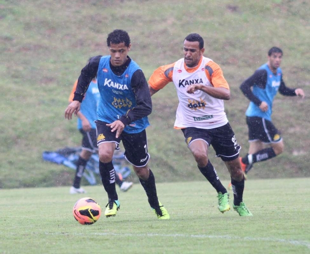 Criciúma faz treino coletivo no CT