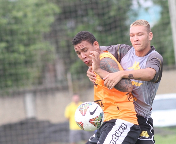 Criciúma faz treino de força e coletivo
