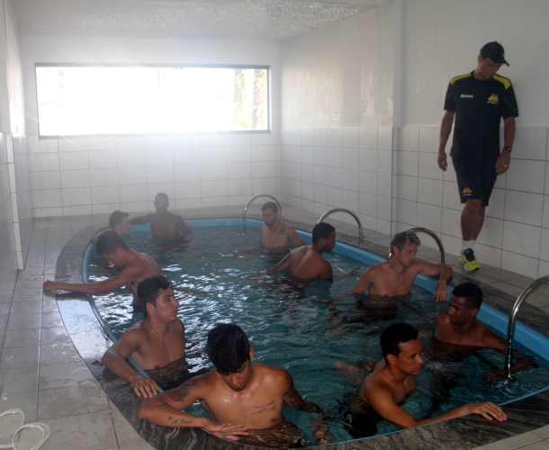 Criciúma faz treino de recuperação na piscina