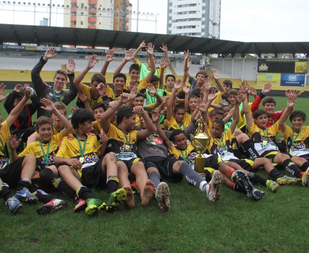 Criciúma goleia e fatura título da LUD