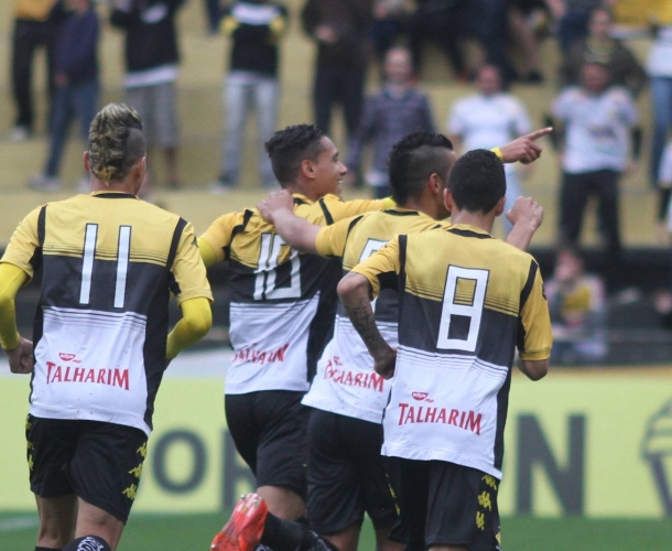 Criciúma goleia o Ceará no Majestoso 