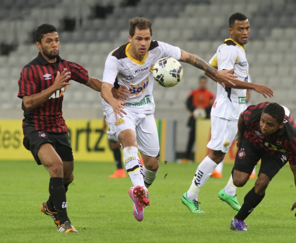 Criciúma joga bem, mas perde para o Atlético (PR)