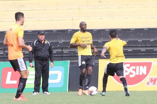 Criciúma realiza trabalho tático no HH