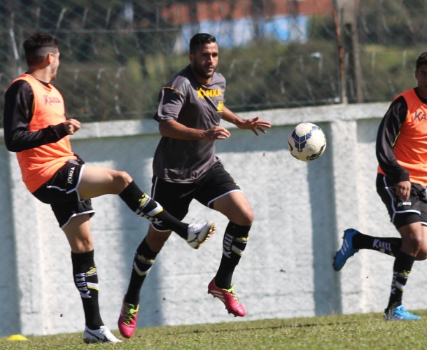 Criciúma realiza treino em Curitiba