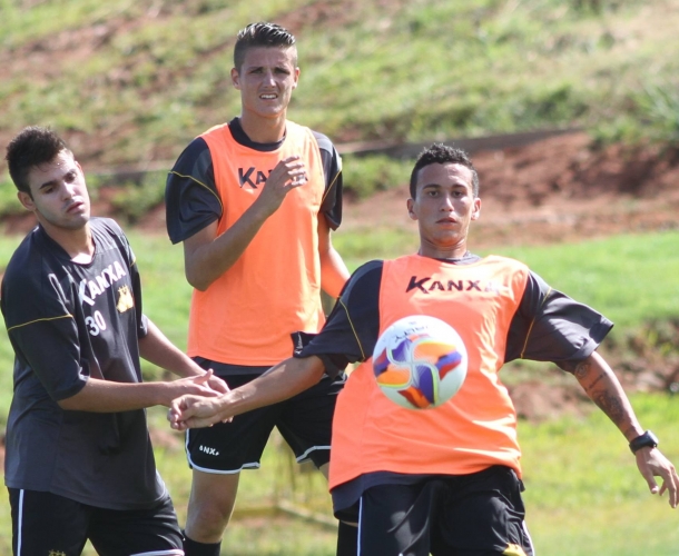 Criciúma realiza treino técnico e de finalizações