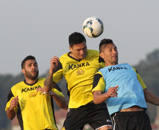 Criciúma treina bolas paradas