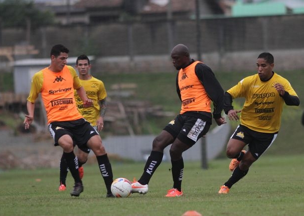 Criciúma treina forte parte técnica e tática