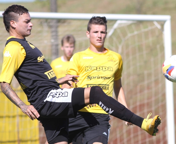 Criciúma treina parte física e técnica