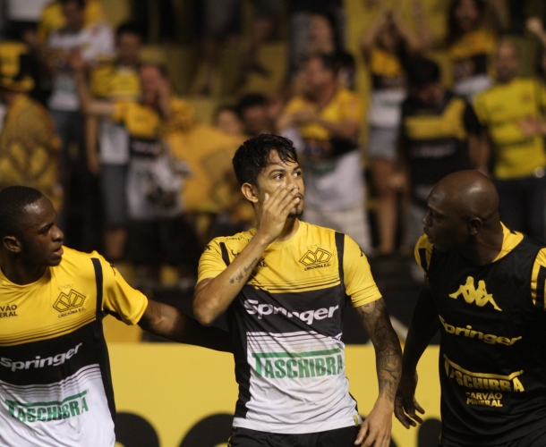 Criciúma vence com gol no fim