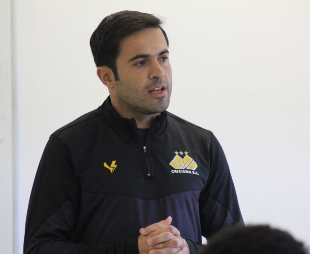 Eder fala sobre sua trajetória para os atletas da base
