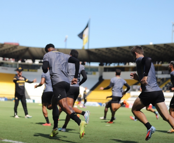 Elenco faz treinamento tático no HH