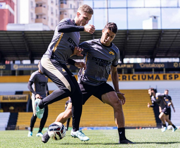 Elenco faz treino tático no Majestoso