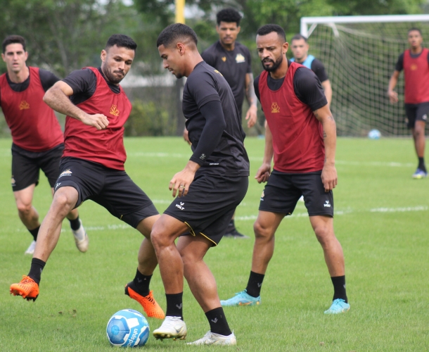 Elenco se reapresenta após a vitória contra o CRB