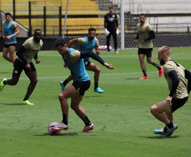 Elenco treina a parte tática no Majestoso