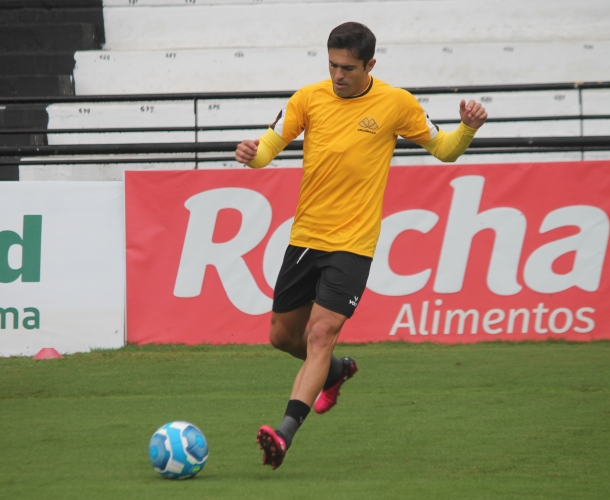 Elenco treina no gramado do Majestoso