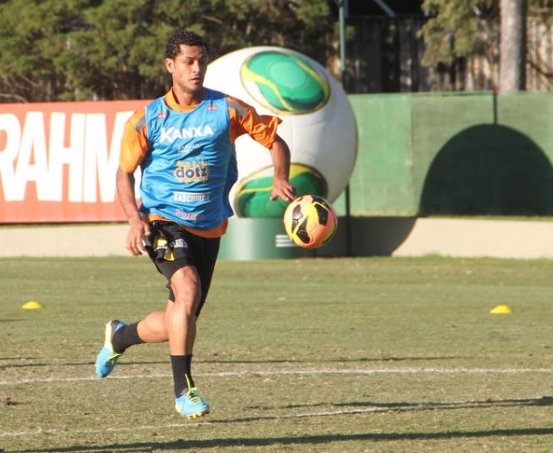 Elton volta ao time e quer pontos