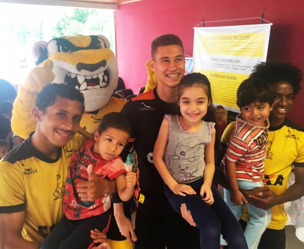 Entrega de brinquedos no Dia da Criança Tricolor