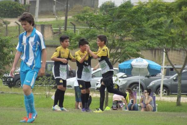 Equipes da base goleiam o Avaí