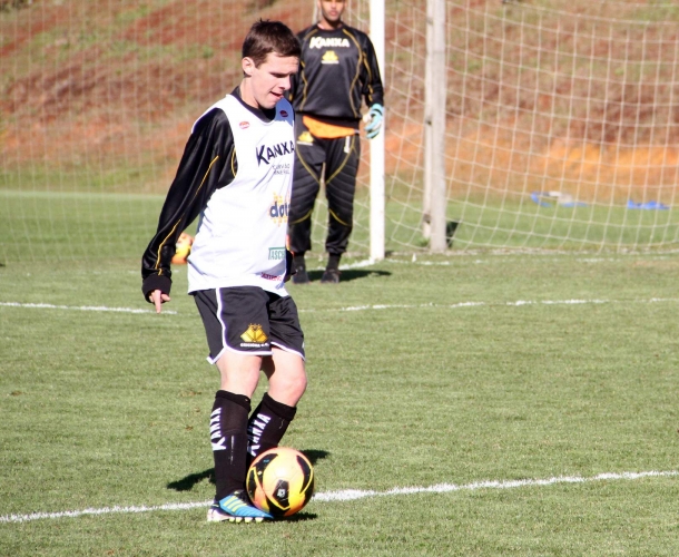 Ezequiel treina com o grupo