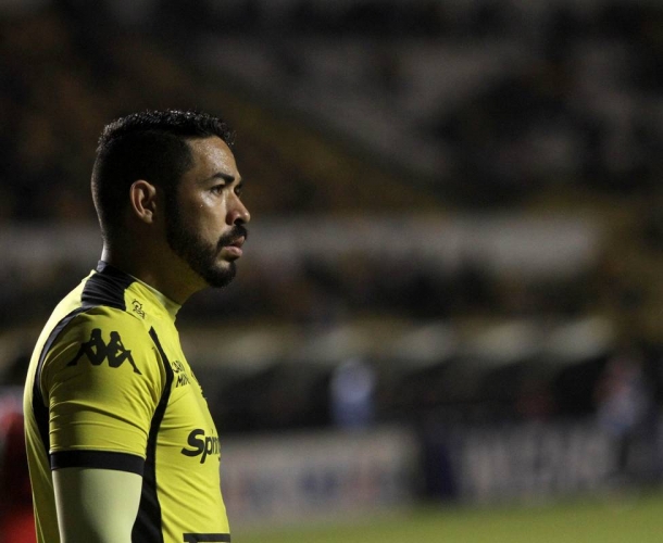 Goleiro Luiz acerta renovação