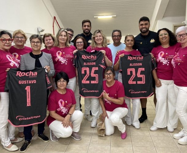 Goleiros entregam camisas do Outubro Rosa às instituições 
