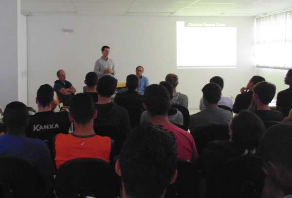 Grizzo e Vanderlei palestram para atletas da base