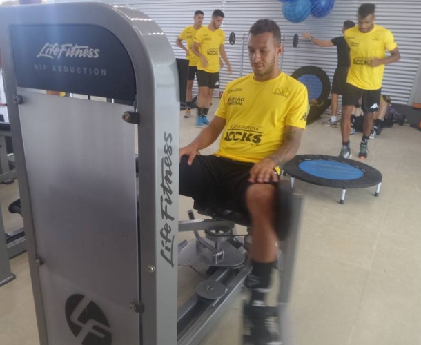 Grupo realiza treino de força na academia