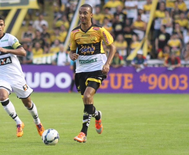 Gualberto comemora estreia com vitória