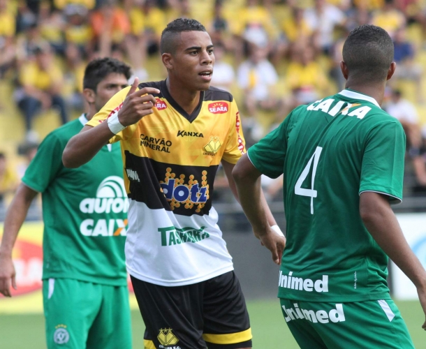 Gustavo comemora estreia no Tigre