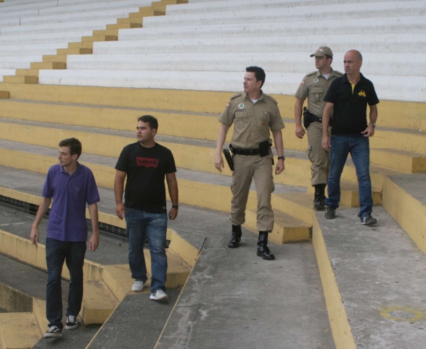 Heriberto Hülse passa por vistoria da PM