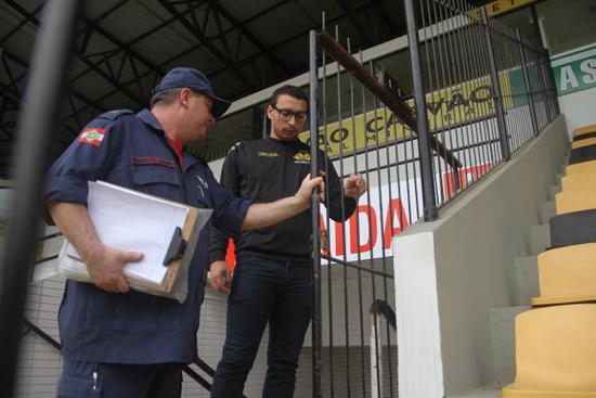 Heriberto Hülse passa por vistoria