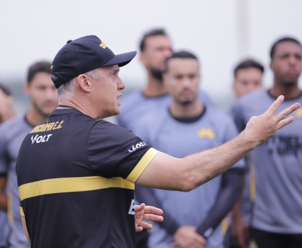 Início da preparação tática para o duelo catarinense
